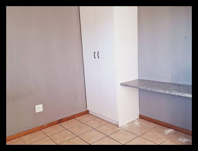2 BEDROOM APARTMENT FOR SALE IN KEMPTON PARK CENTRAL